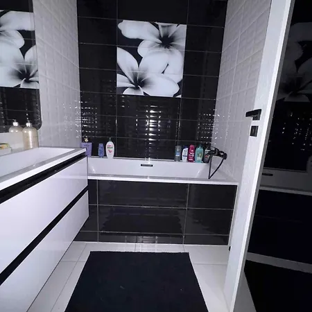 아파트 Black&white Deluxe 미슈콜츠